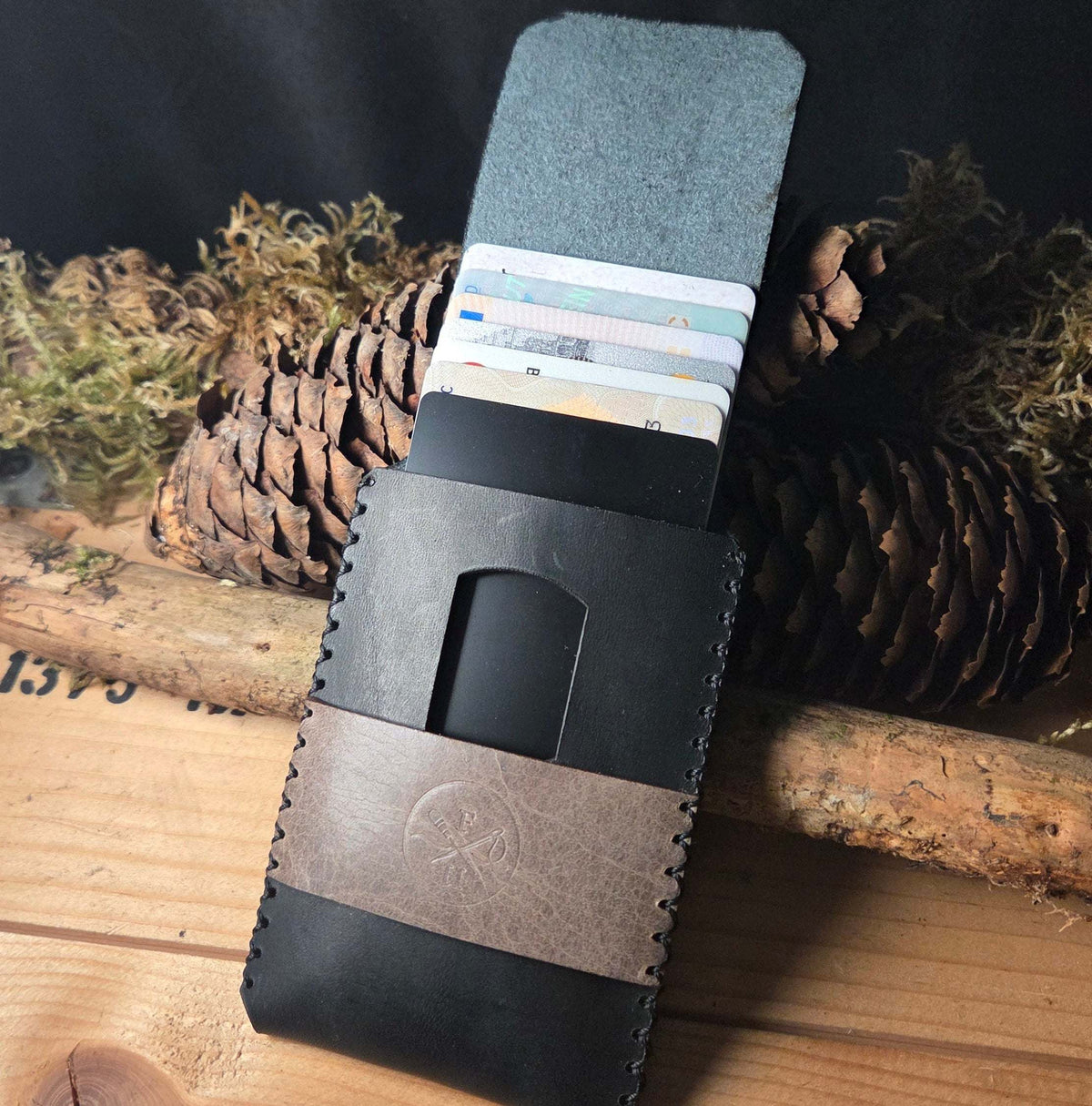Minimalist Kartenhalter aus echtem Vollnarbenleder – Handgemachtes Slim Etui für bis zu 8 Karten