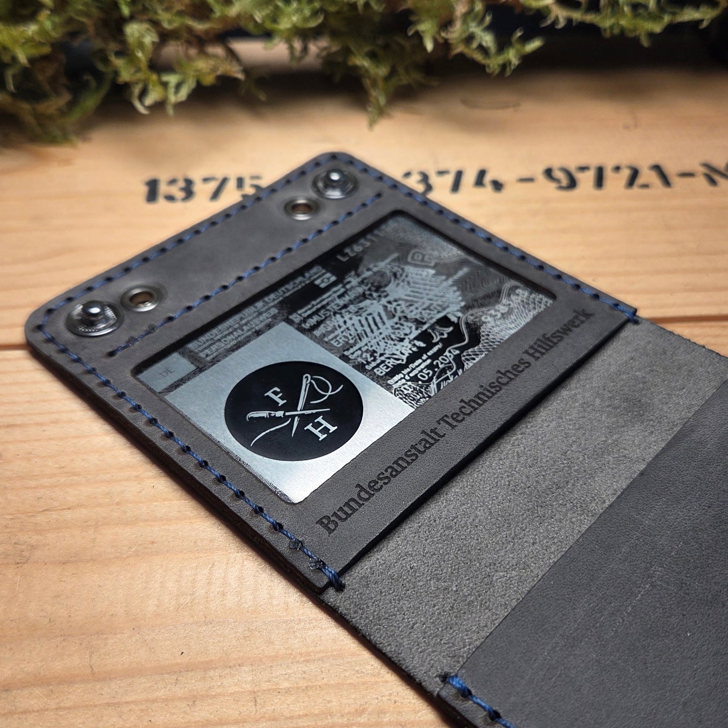 Leder-Dienstausweisetui – Mit Coinhalter & individueller Gravur