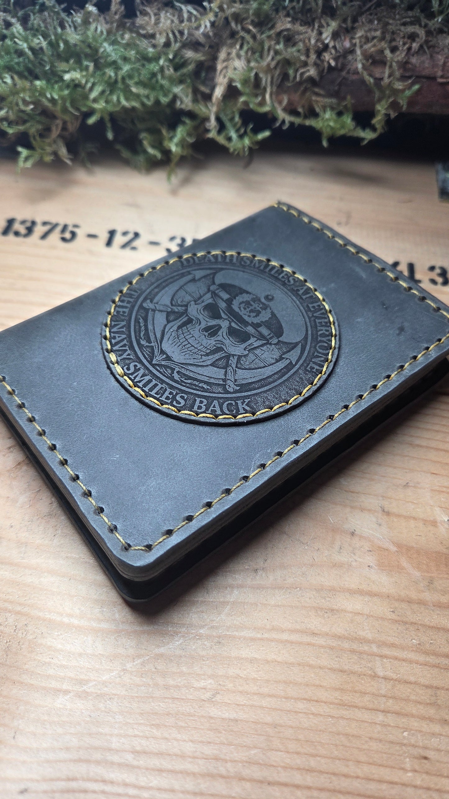 Dienstausweisetui aus Vollnarbenleder – Handvernäht mit Coinhalter & Gravur | Groß