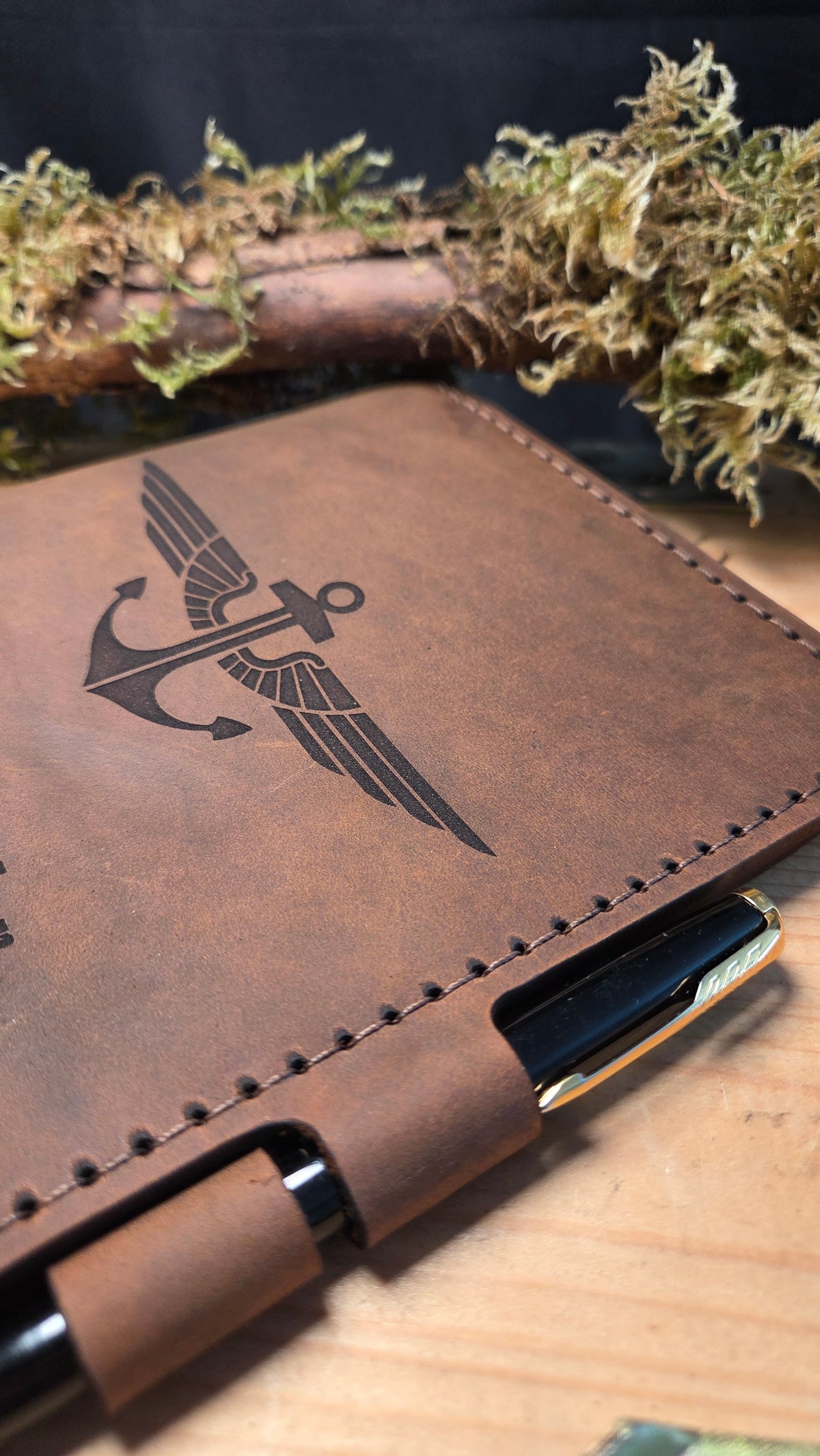 Handgefertigter Premium DIN A5 Organizer – Personalisierte Schreibmappe mit Gravur & aufgenähtem Wappen/Logo