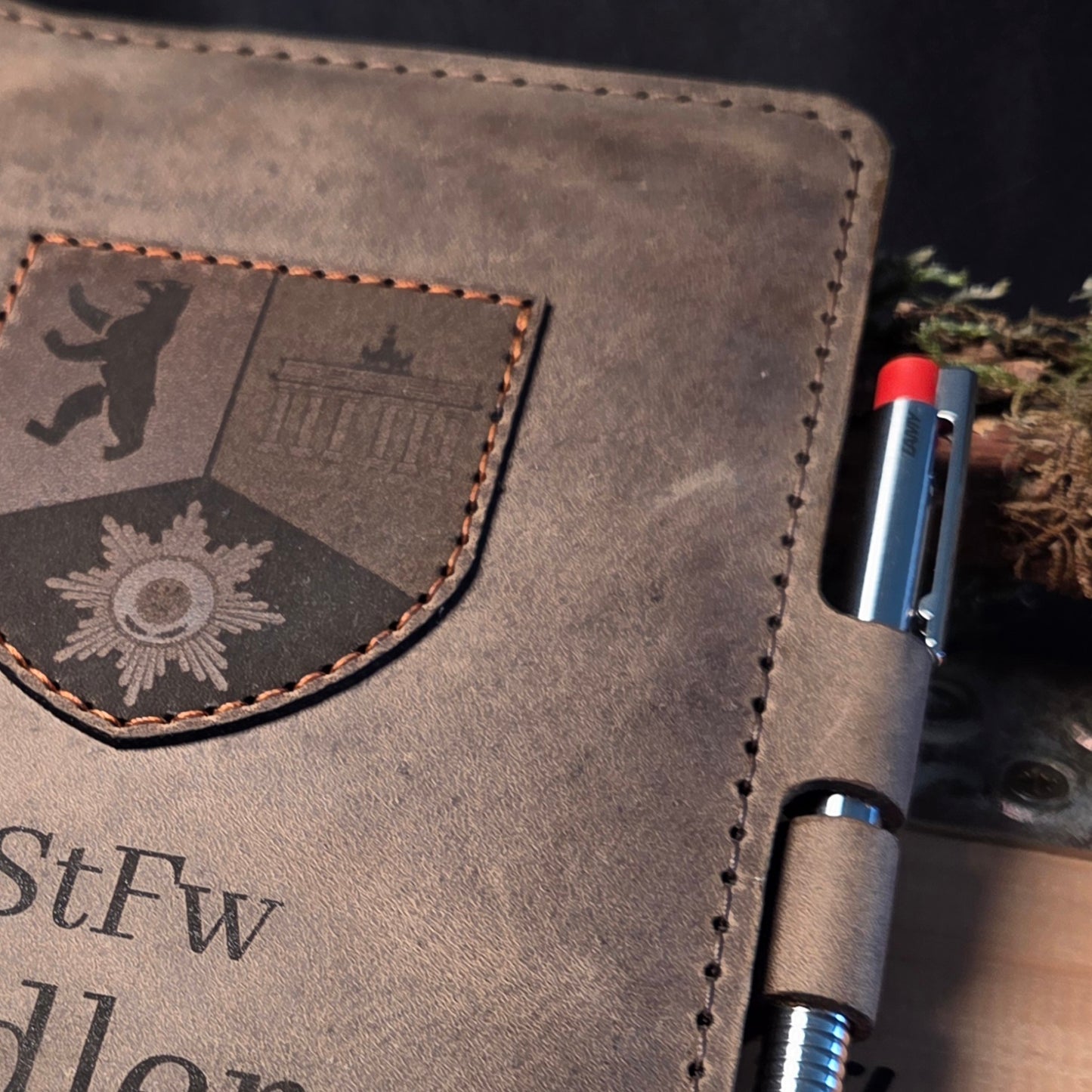 Handgefertigter Premium DIN A5 Organizer – Personalisierte Schreibmappe mit Gravur & aufgenähtem Wappen/Logo