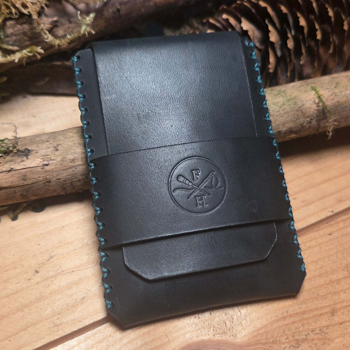 Minimalist Kartenhalter aus echtem Vollnarbenleder – Handgemachtes Slim Etui für bis zu 8 Karten