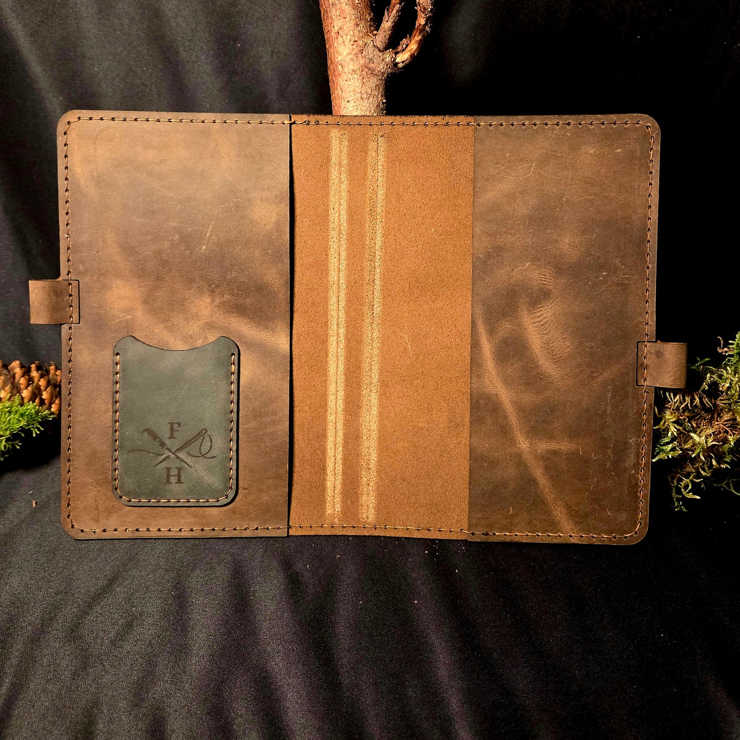 Handgefertigter Premium DIN A5 Organizer – Personalisierte Schreibmappe mit Gravur & aufgenähtem Wappen/Logo