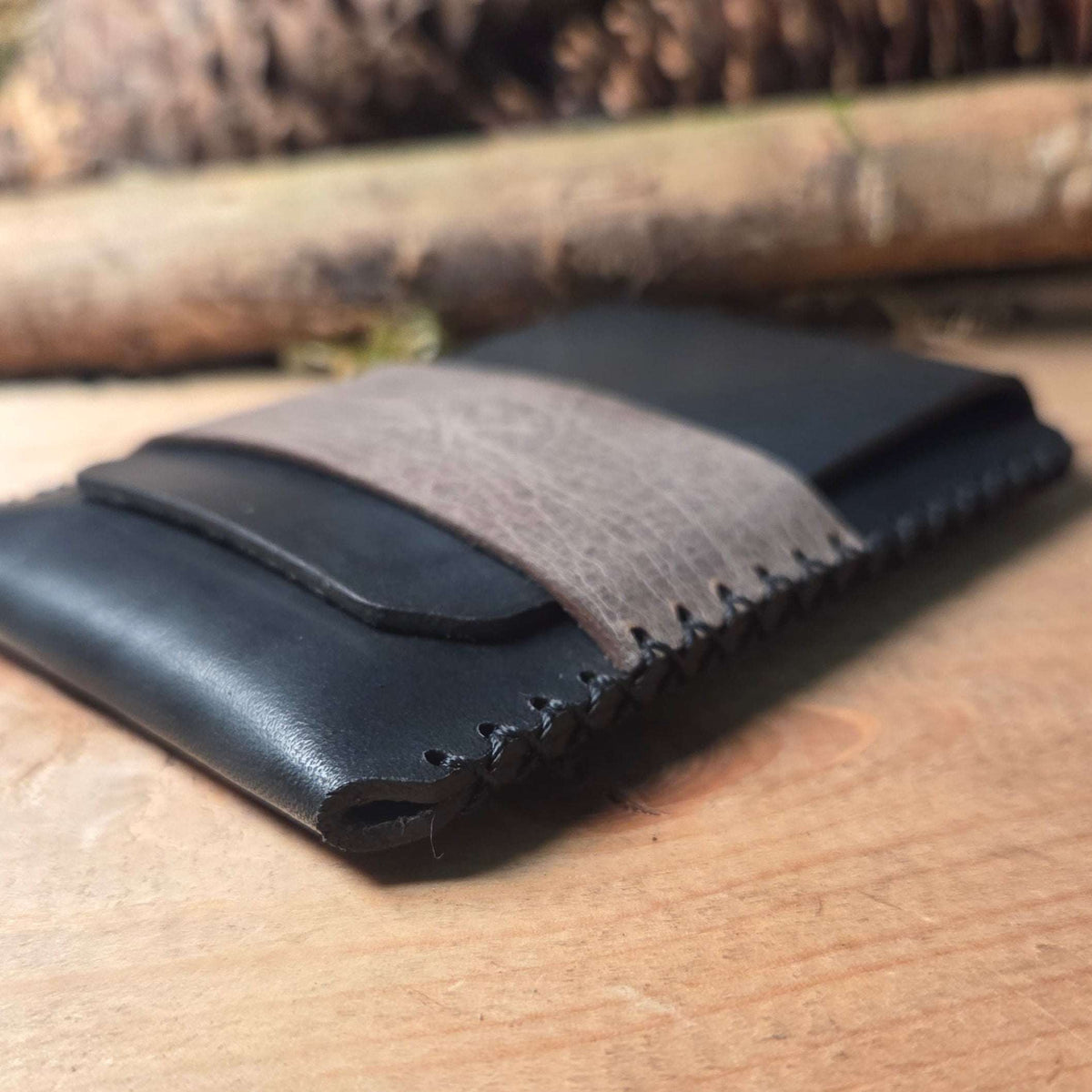Minimalist Kartenhalter aus echtem Vollnarbenleder – Handgemachtes Slim Etui für bis zu 8 Karten