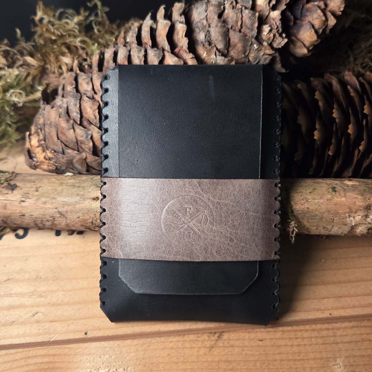 Minimalist Kartenhalter aus echtem Vollnarbenleder – Handgemachtes Slim Etui für bis zu 8 Karten