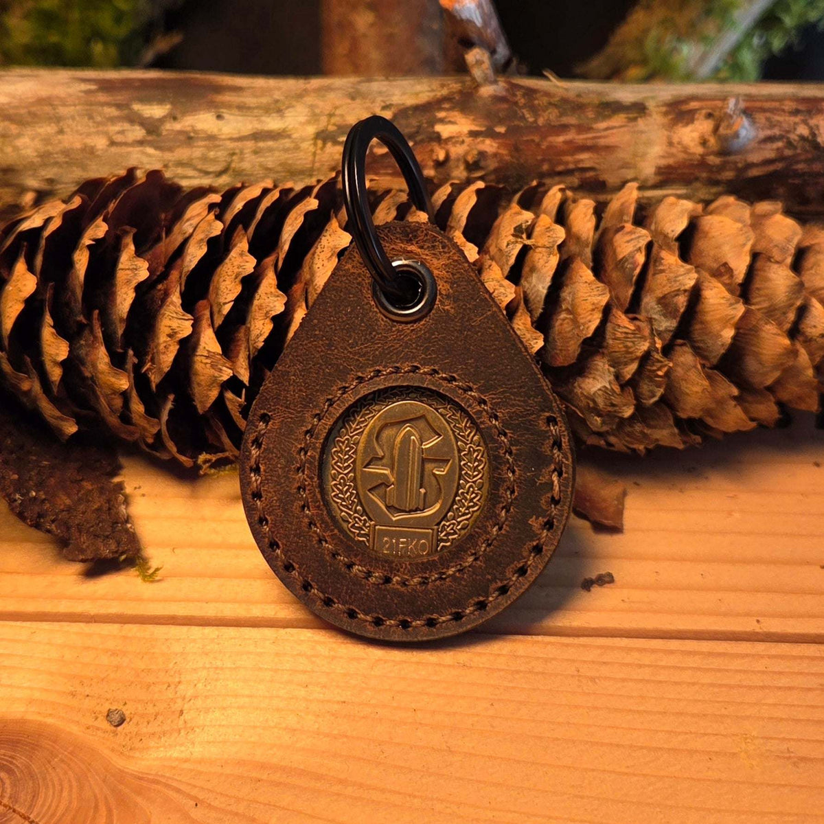 Schlüsselanhänger aus Leder in brauner Farbe mit runder Challenge Coin Halterung aus hochwertigem Büffelleder und handvernähtem Rand