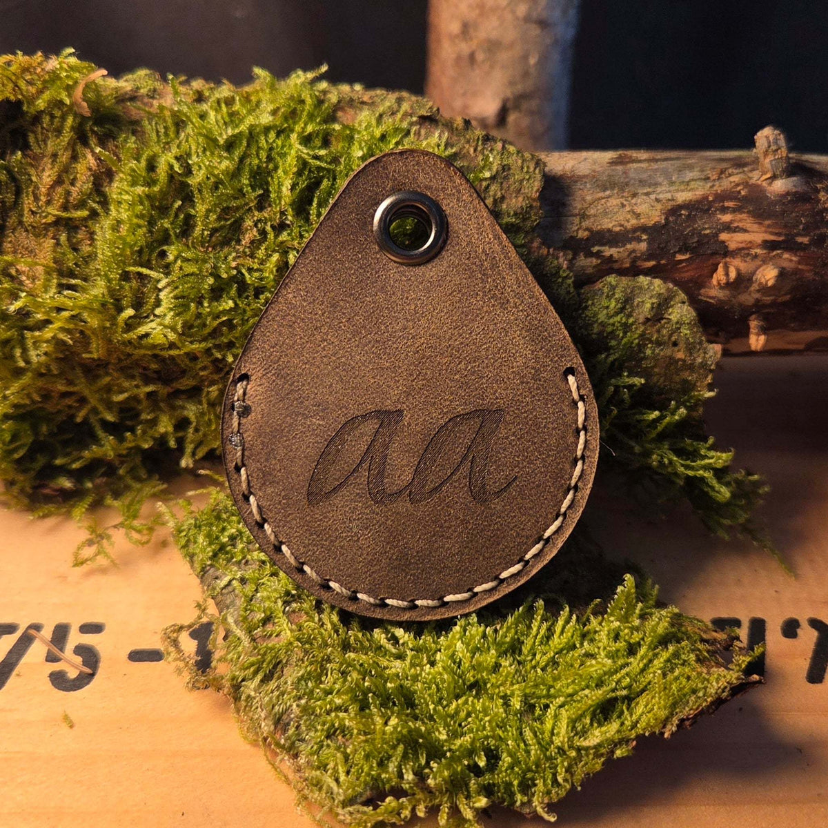 Schlüsselanhänger aus Leder in brauner Farbe mit handvernähtem Rand und Initialgravur auf hochwertigem Büffelleder