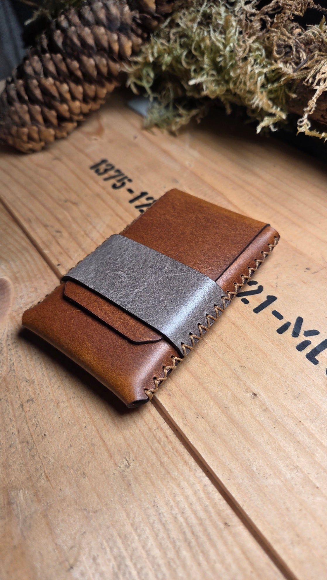 Slim Wallet aus Leder in brauner und grauer Farbe mit handgenähten Kanten und minimalistischer Optik aus hochwertigem Leder