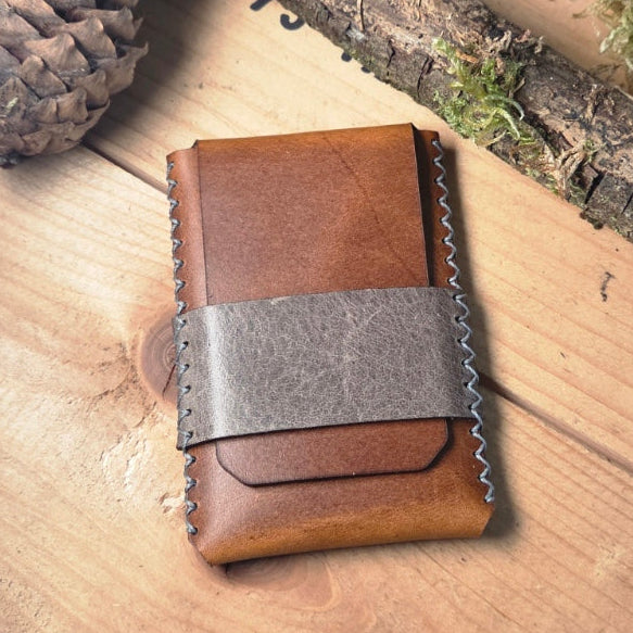 Slim Wallet aus Leder in braun mit grauem Lederband und weißer Handnaht, minimalistisches handgefertigtes Design