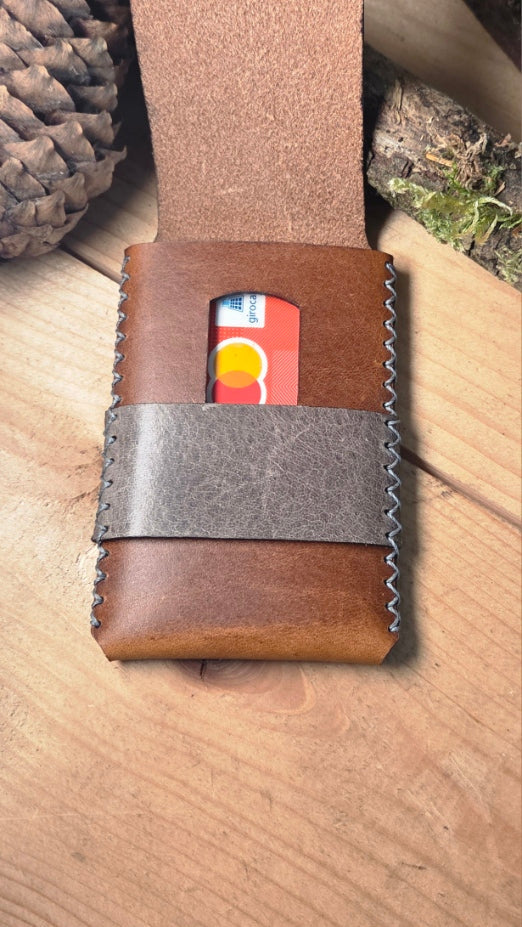 Slim Wallet aus Leder in braun mit grauem Lederband, handgefertigt mit sichtbaren Nähten und Kartenfach mit Schlitz
