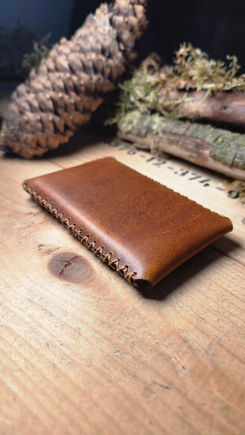 Slim Wallet aus Leder in brauner Farbe mit Handnaht, schlichtem minimalistischen Design und glatter Oberfläche aus Vollnarbenleder