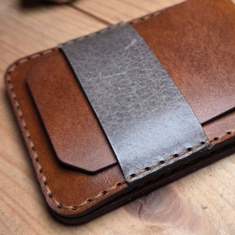 Slim Wallet aus Leder in braun mit handgenähten Nähten und grauer Klemmhalterung, minimalistisches Design
