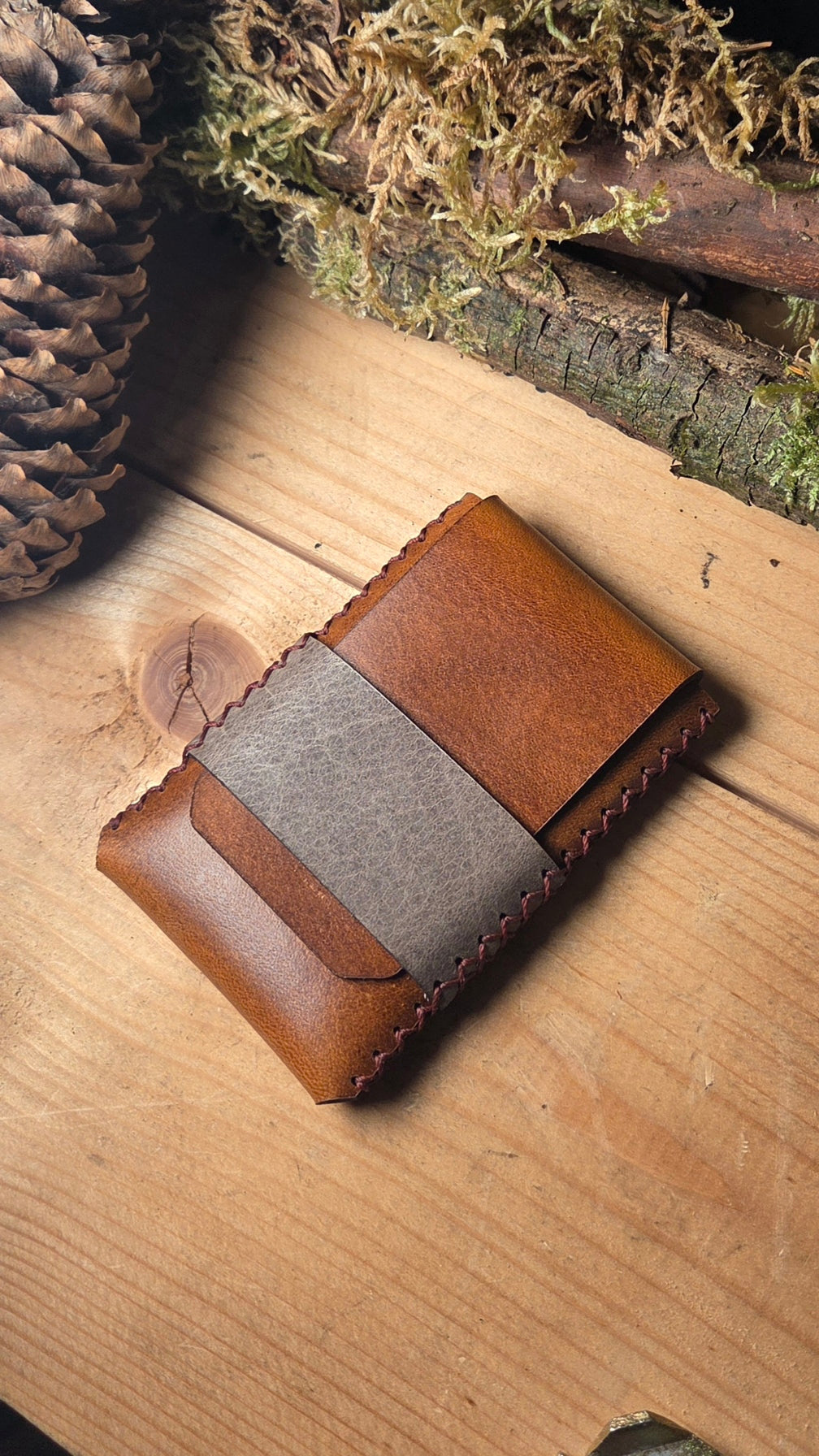 Slim Wallet aus Leder in brauner und grauer Farbe mit handgenähten Nähten und multifunktionalem minimalistischen Design
