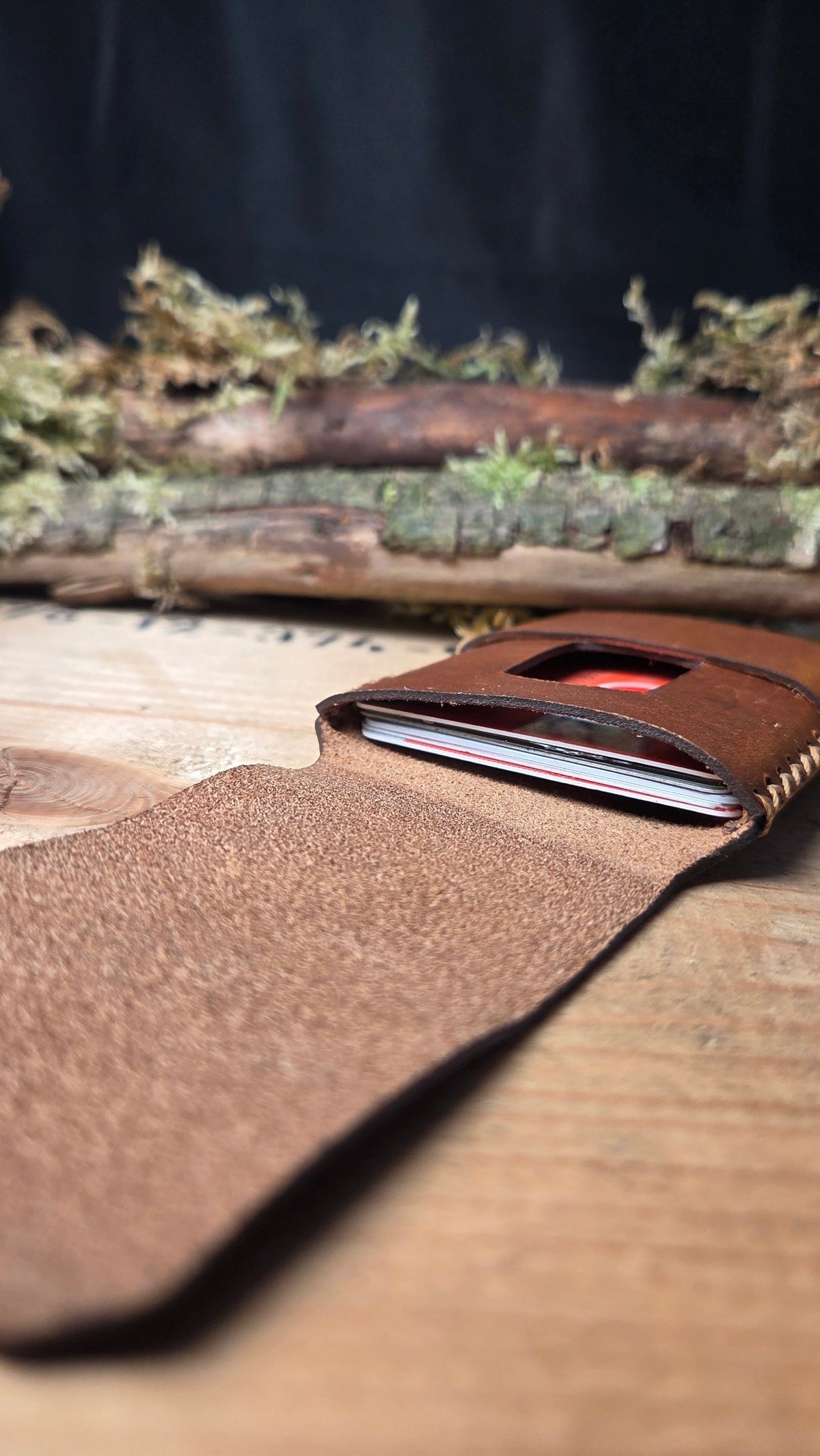 Slim Wallet aus Leder in braunem Premium-Vollnarbenleder mit handgenähter Naht und minimalistischer Klappe für bis zu 7 Karten