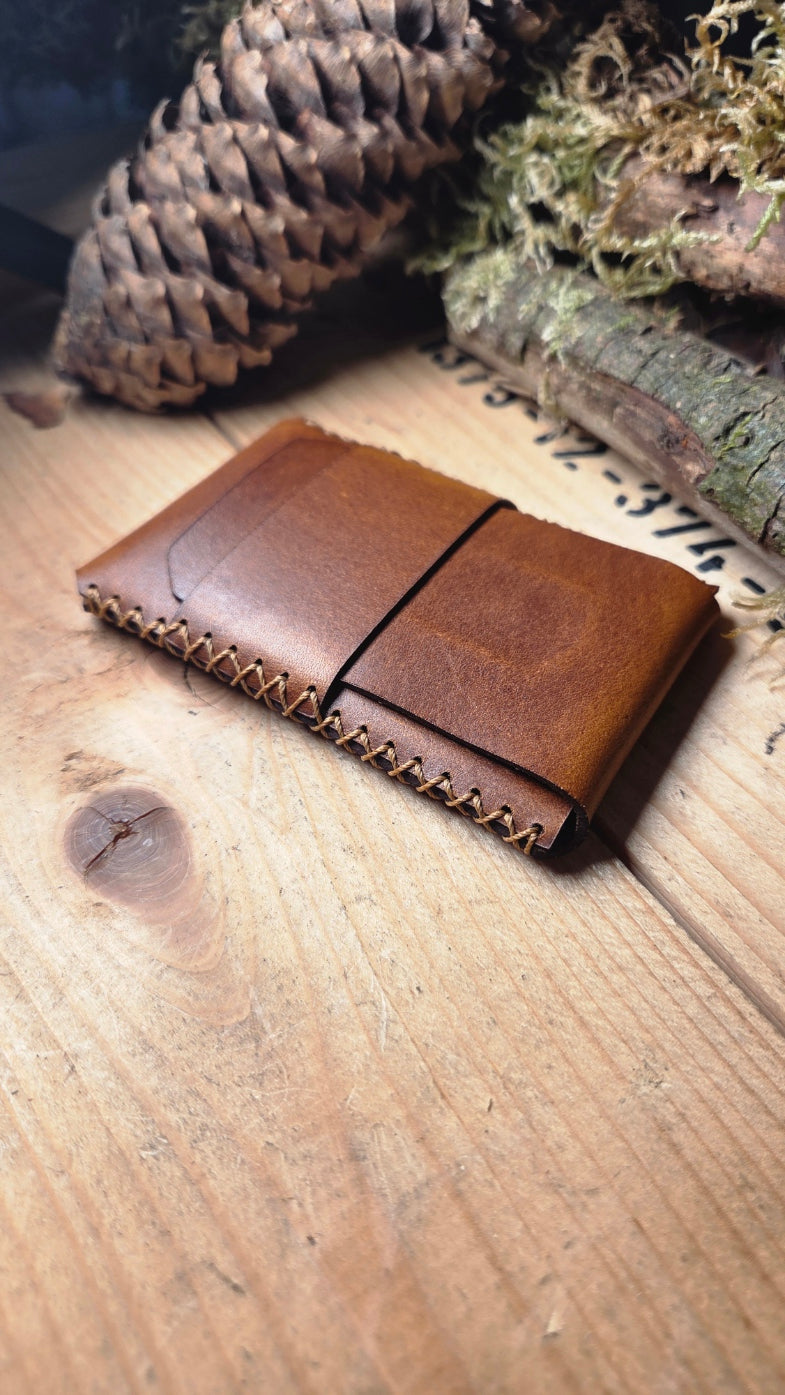 Slim Wallet aus Leder in braunem Vollnarbenleder mit handgenähter Naht und minimalistischer Bauweise für bis zu 7 Karten