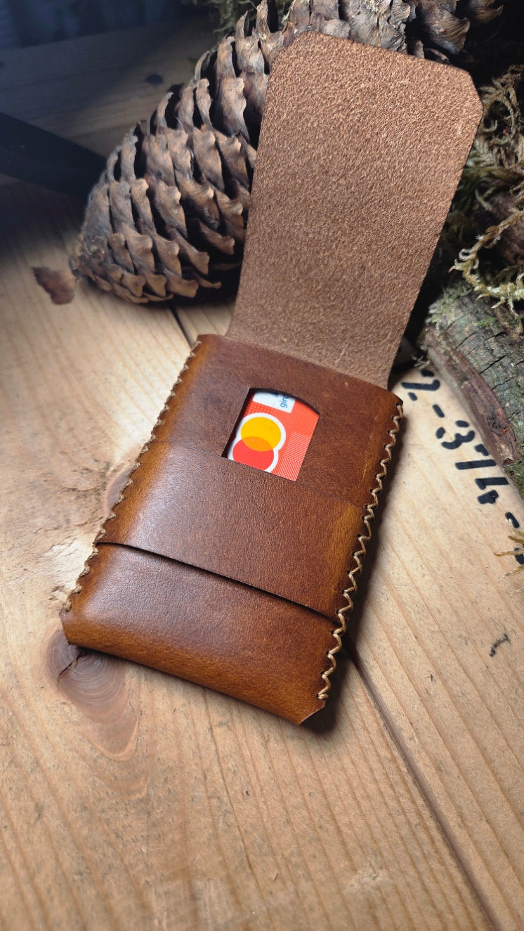 Slim Wallet aus Leder in braunem Vollnarbenleder mit sichtbarem Kreditkartenfach und handgenähter Seitennaht