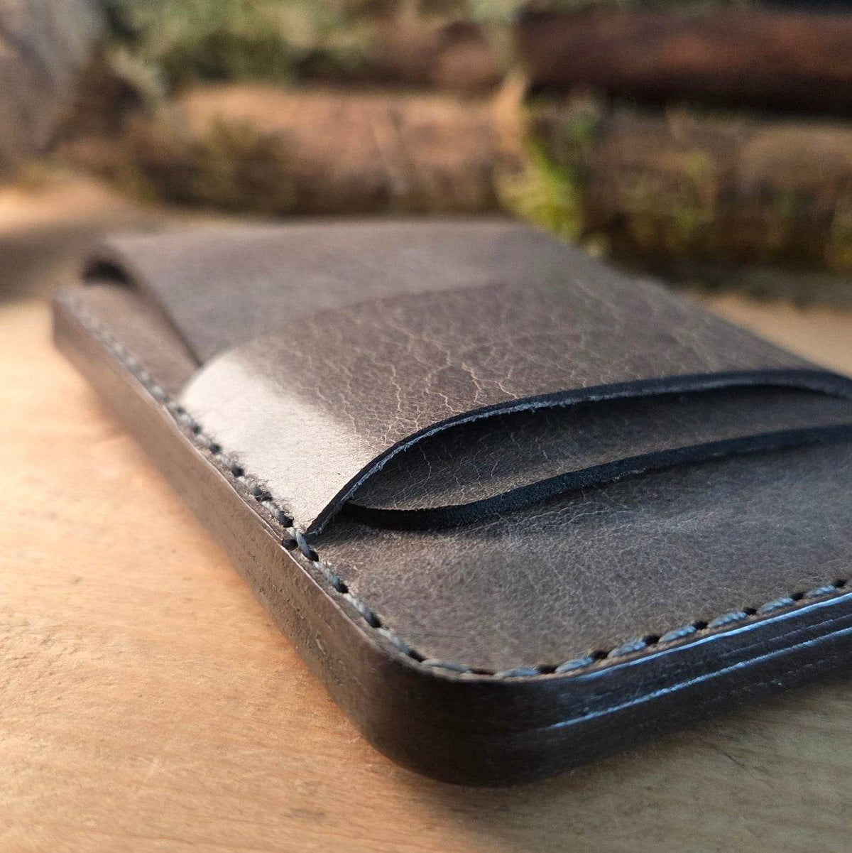 Slim Wallet aus Leder in dunkelbraunem, pflanzlich gegerbtem Vollnarbenleder mit handgenähten Nähten und minimalistischer Struktur