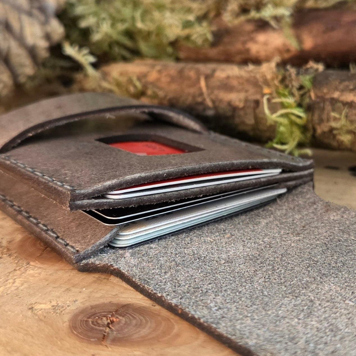 Slim Wallet aus Leder in grauem pflanzlich gegerbtem Material mit sichtbaren Kartenfächern und handgenähten Nähten