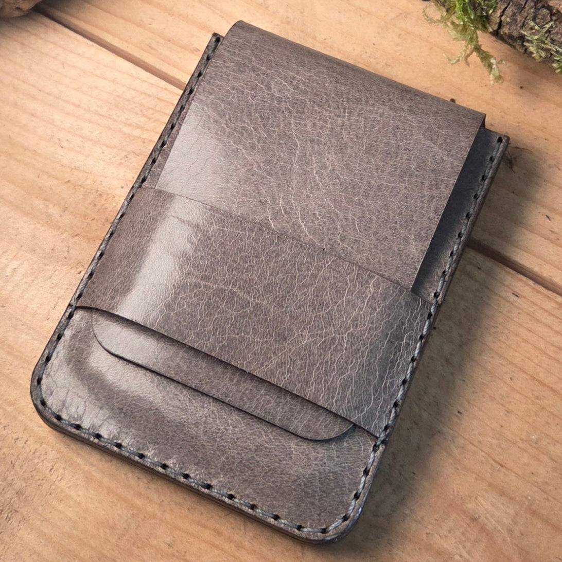 Slim Wallet aus Leder in grauem, pflanzlich gegerbtem Premium-Leder mit minimalistischem Design und handgenähten Nähten