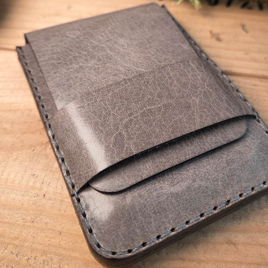 Slim Wallet aus Leder in grauem, pflanzlich gegerbtem Vollnarbenleder mit handgenähten Kanten und minimalistischer Form