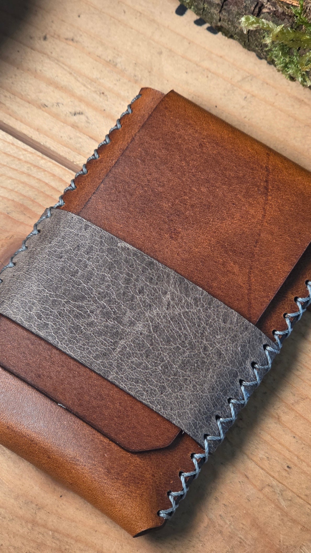 Handgemachtes Slim Wallet aus Leder in braunem und grauem Vollnarbenleder mit Nahtdetail und minimalistisches Design