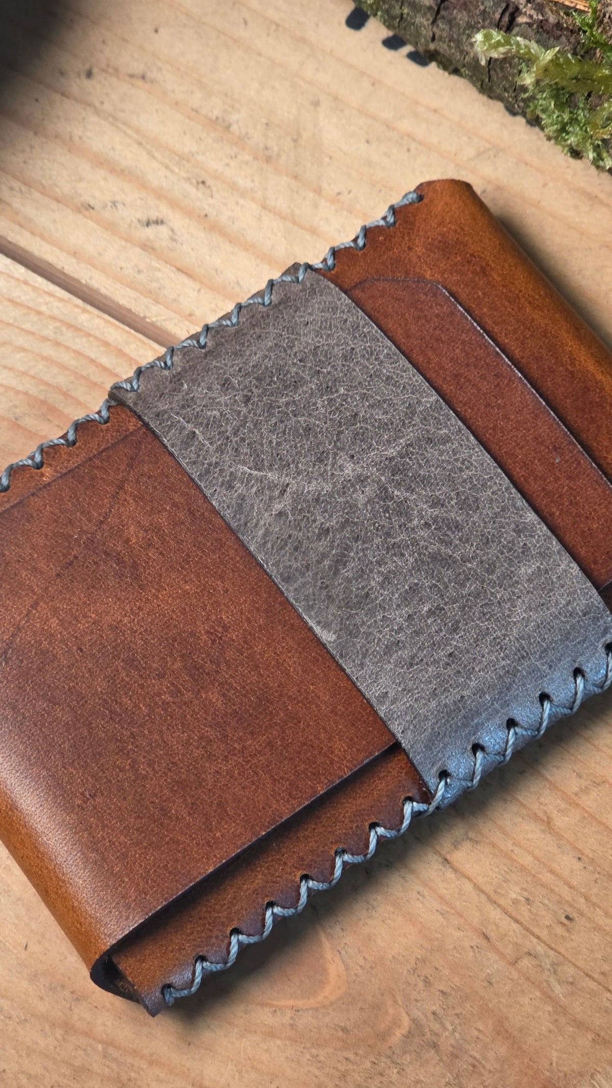 Handgemachtes Slim Wallet aus Leder mit braunem Vollnarbenleder und grauem Akzent, robust vernäht